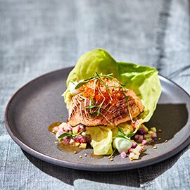 Thaise geroosterde zalm met citrus en zalmforel kaviaar
